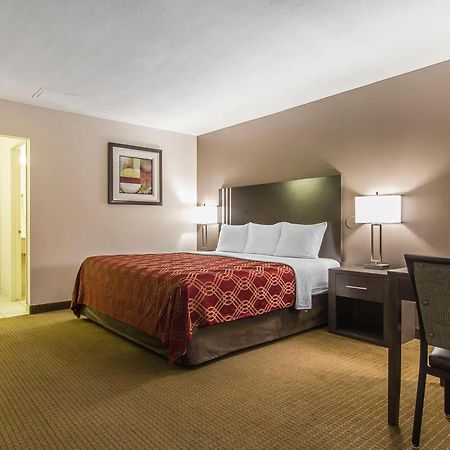 Econo Lodge Inn & Suites Lethbridge Buitenkant foto
