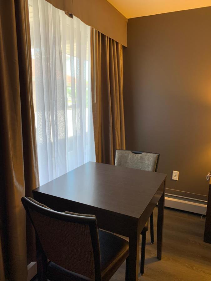 Econo Lodge Inn & Suites Lethbridge Buitenkant foto