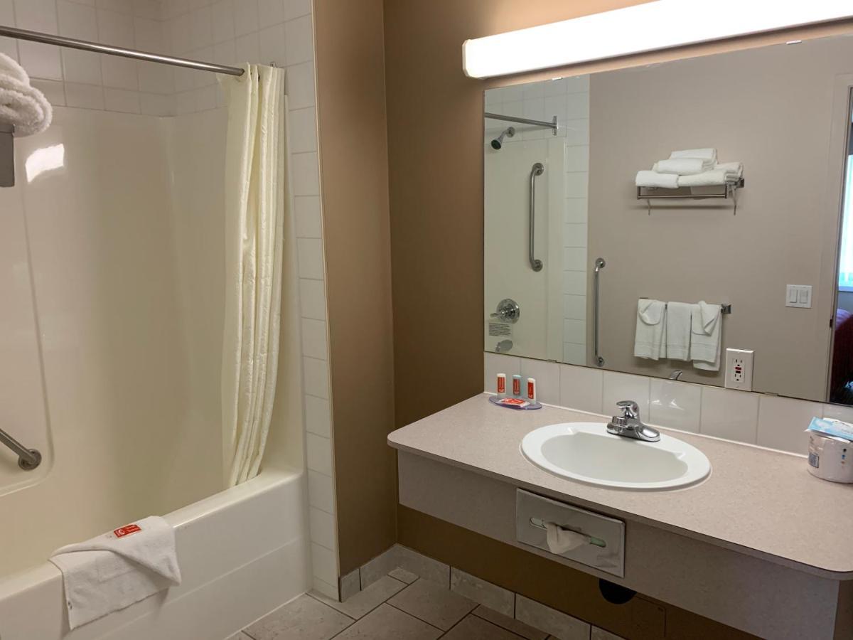 Econo Lodge Inn & Suites Lethbridge Buitenkant foto