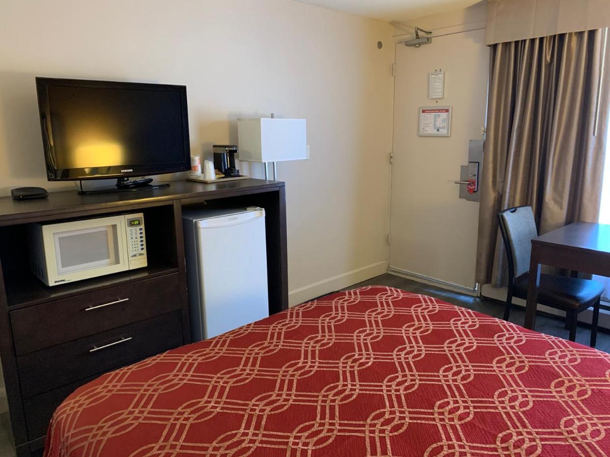 Econo Lodge Inn & Suites Lethbridge Buitenkant foto