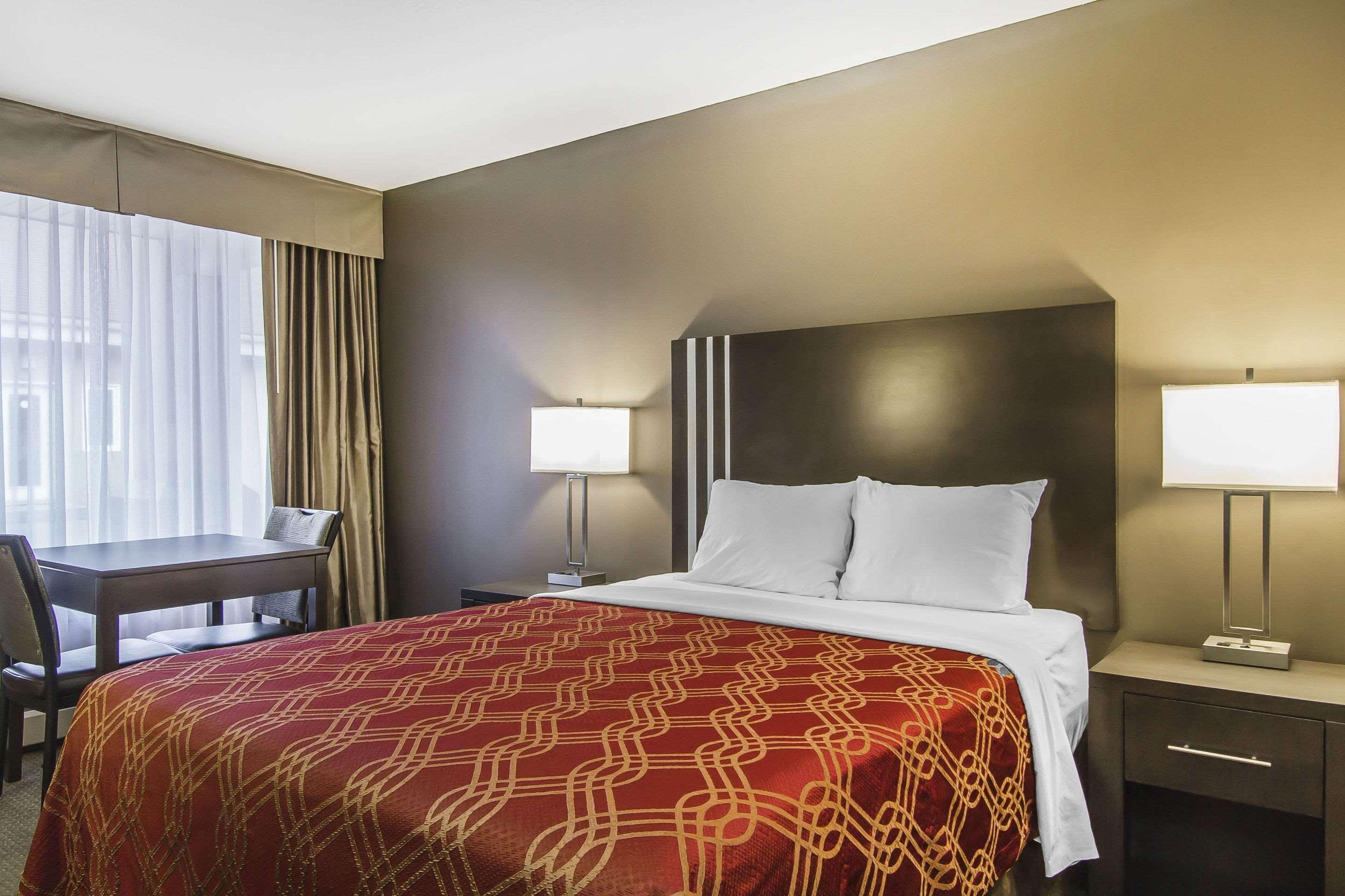 Econo Lodge Inn & Suites Lethbridge Buitenkant foto