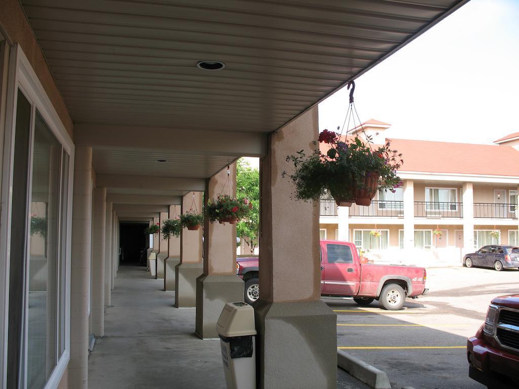 Econo Lodge Inn & Suites Lethbridge Buitenkant foto