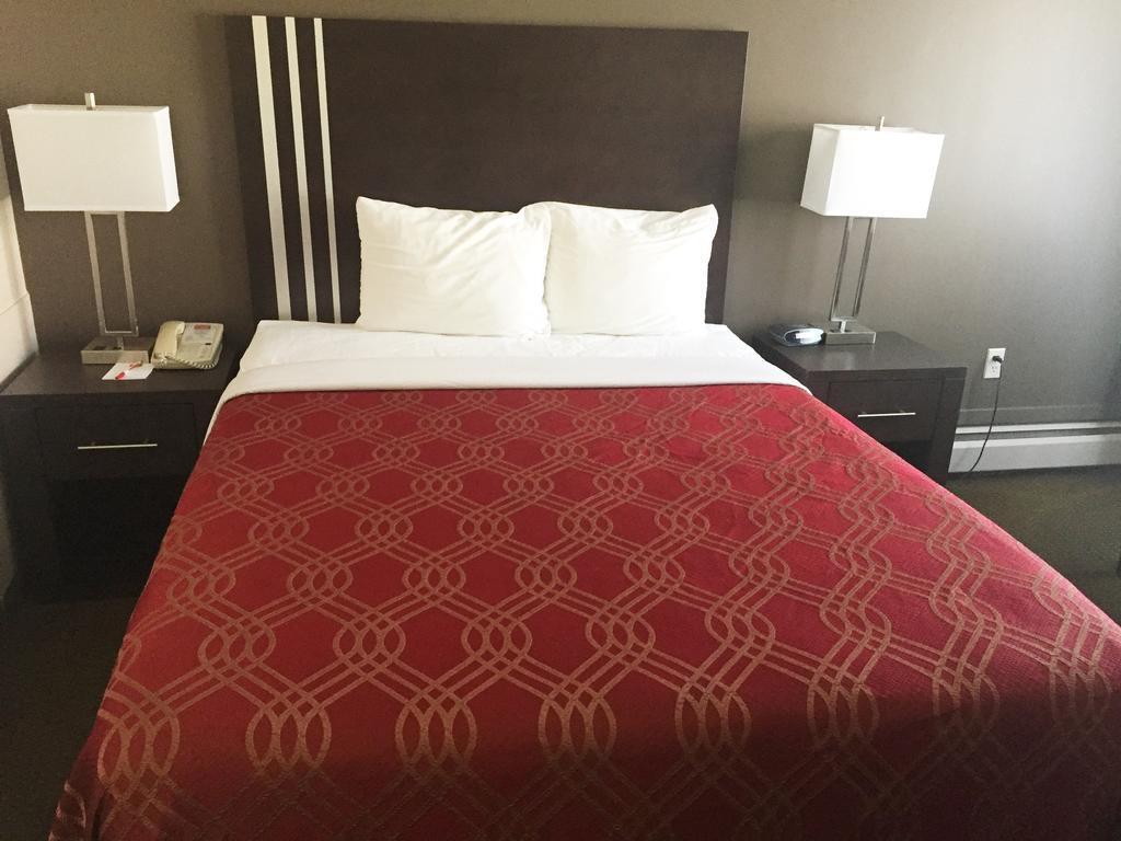 Econo Lodge Inn & Suites Lethbridge Buitenkant foto