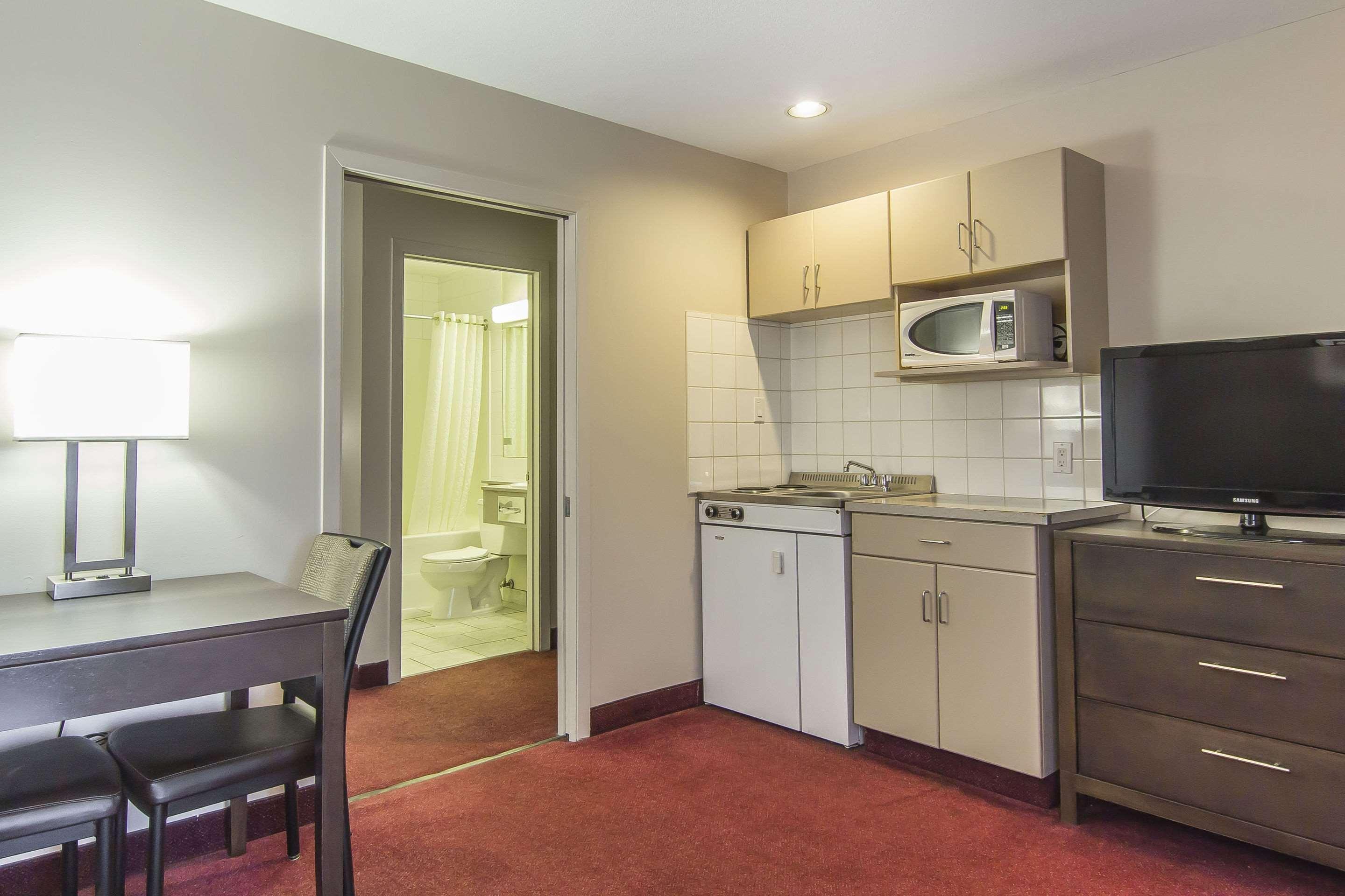 Econo Lodge Inn & Suites Lethbridge Buitenkant foto