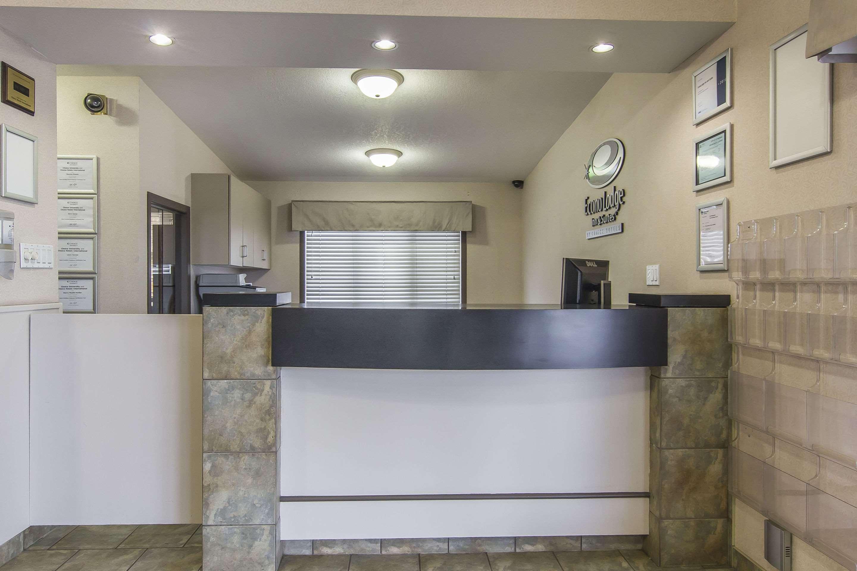 Econo Lodge Inn & Suites Lethbridge Buitenkant foto