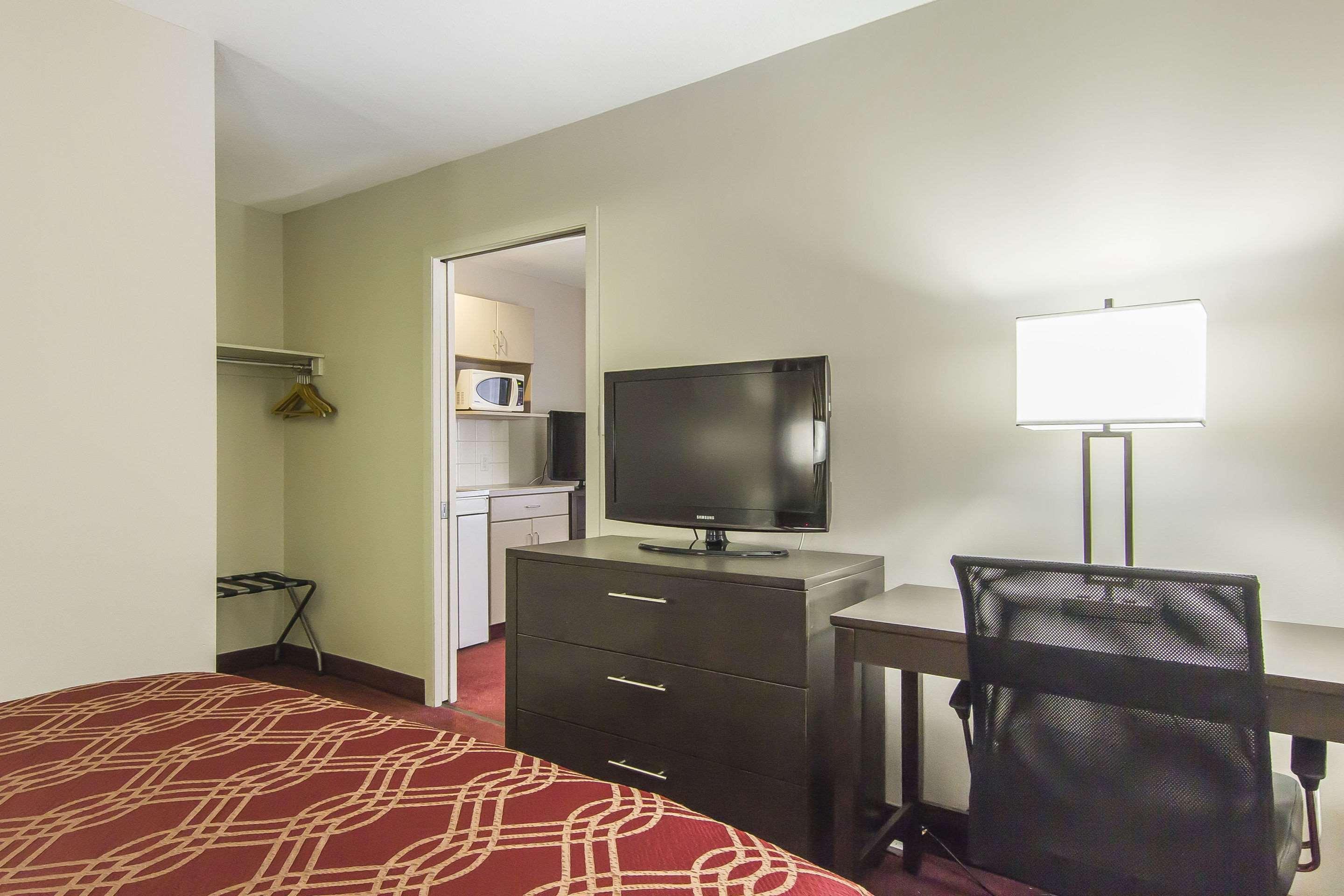 Econo Lodge Inn & Suites Lethbridge Buitenkant foto