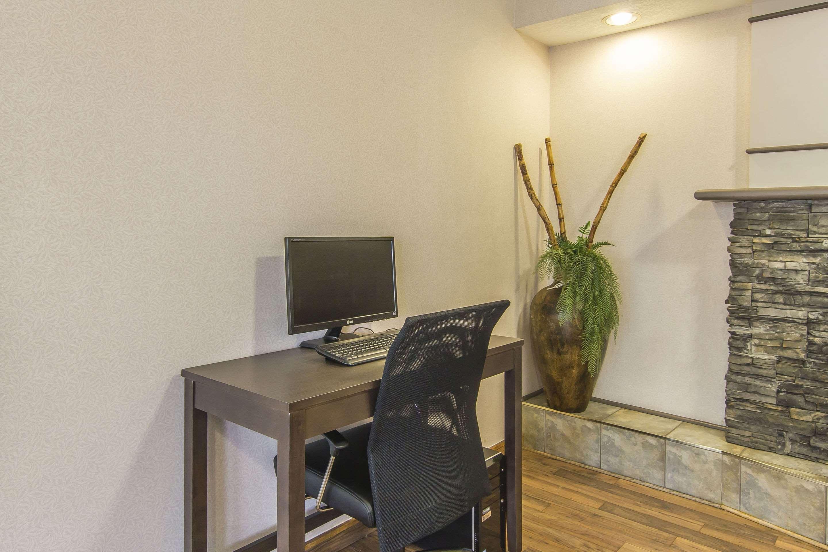 Econo Lodge Inn & Suites Lethbridge Buitenkant foto