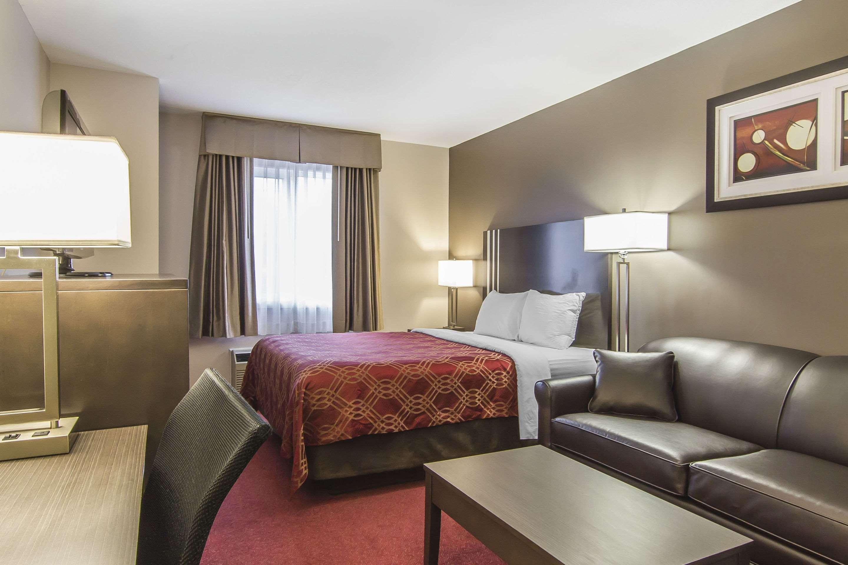 Econo Lodge Inn & Suites Lethbridge Buitenkant foto