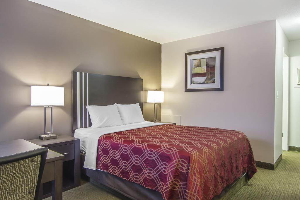 Econo Lodge Inn & Suites Lethbridge Buitenkant foto
