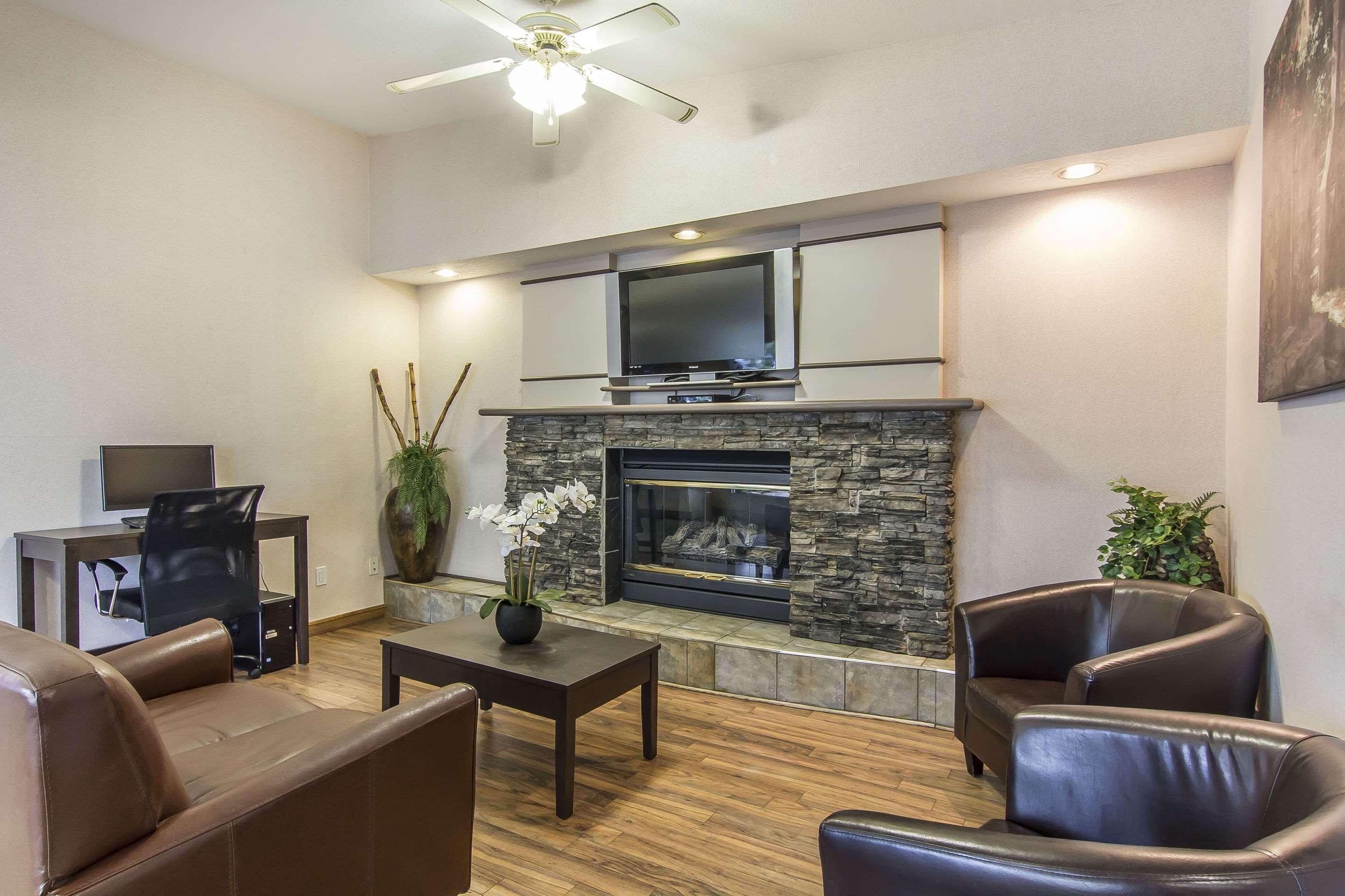 Econo Lodge Inn & Suites Lethbridge Buitenkant foto