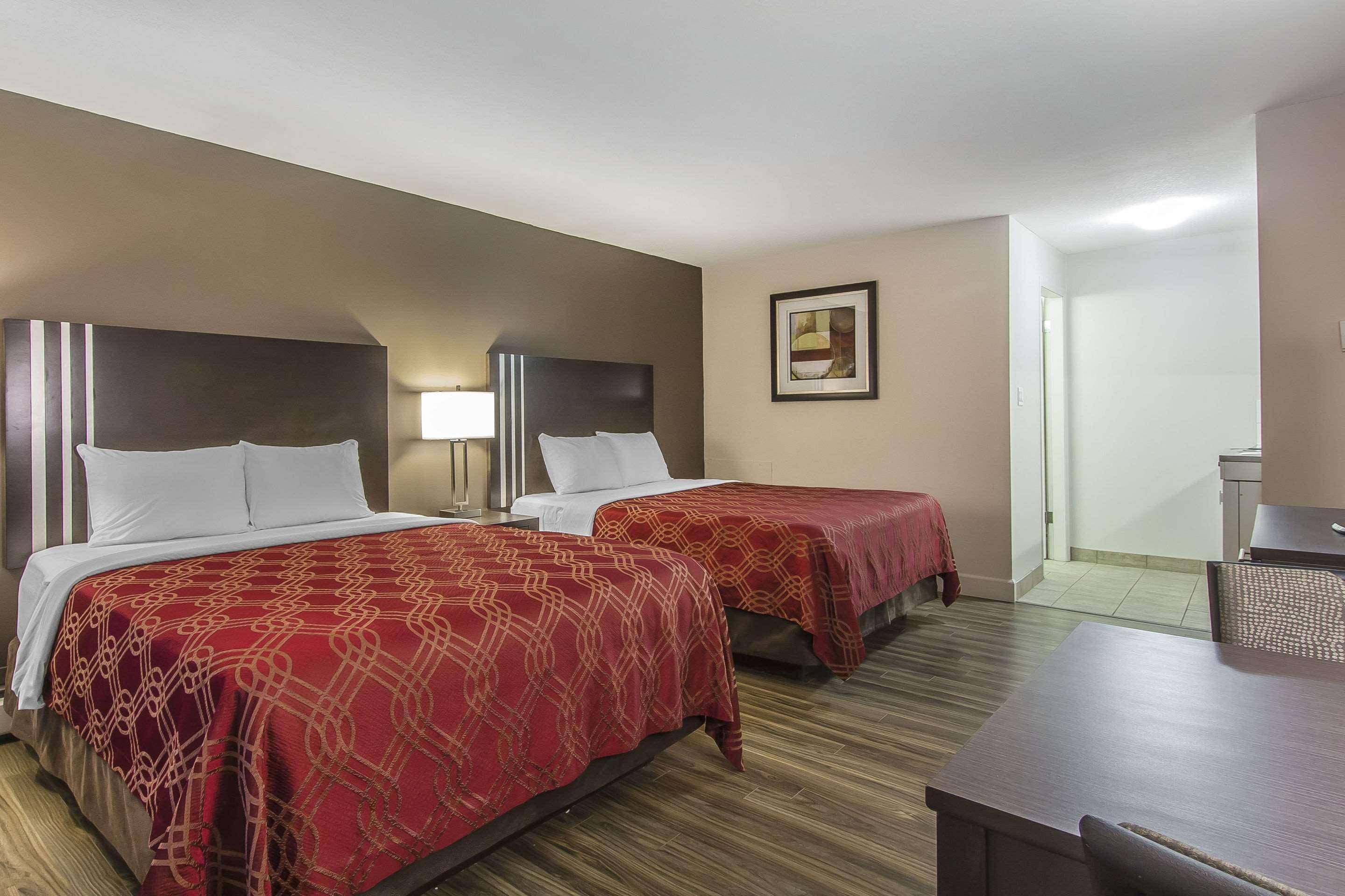 Econo Lodge Inn & Suites Lethbridge Buitenkant foto