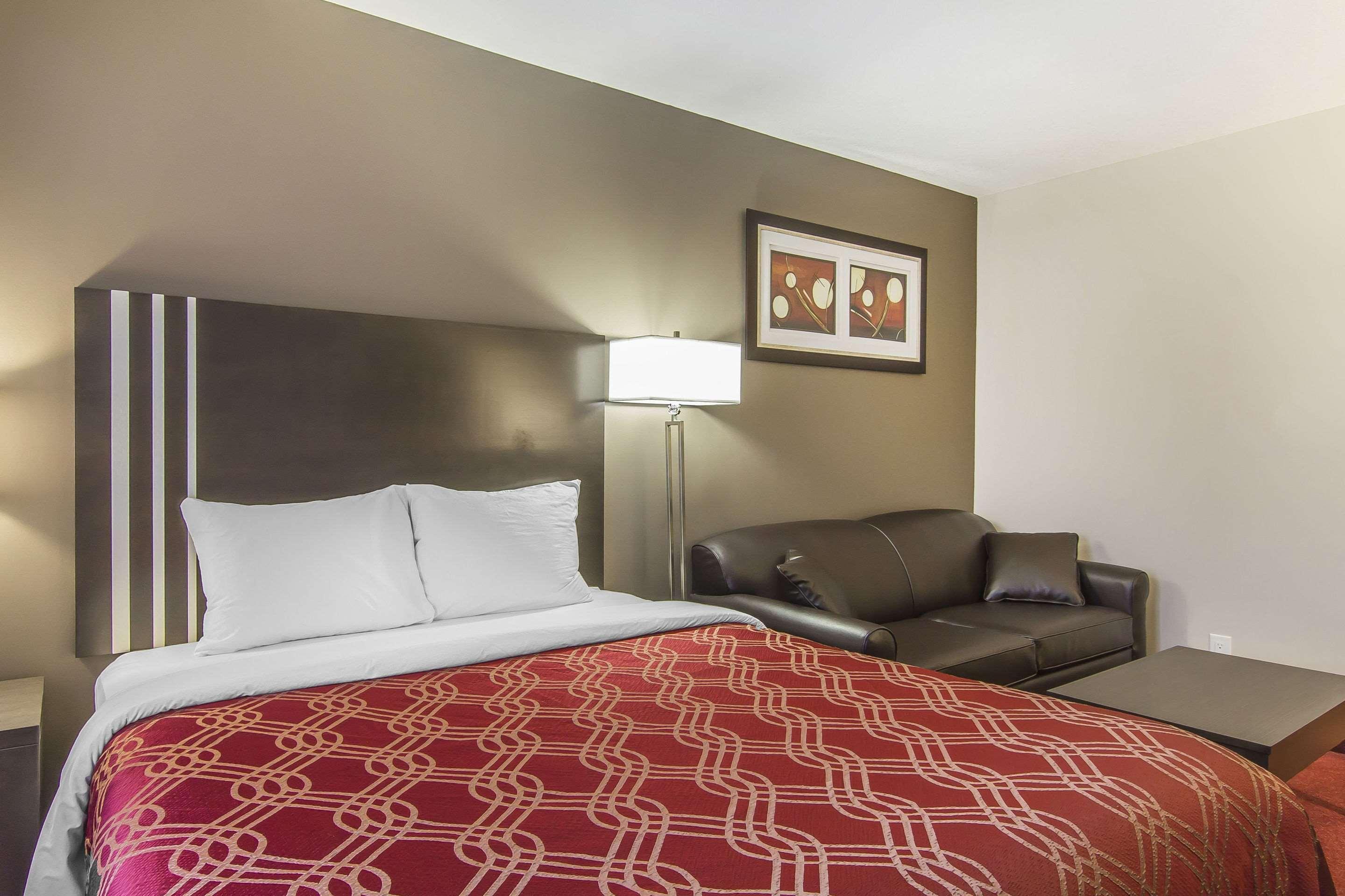 Econo Lodge Inn & Suites Lethbridge Buitenkant foto
