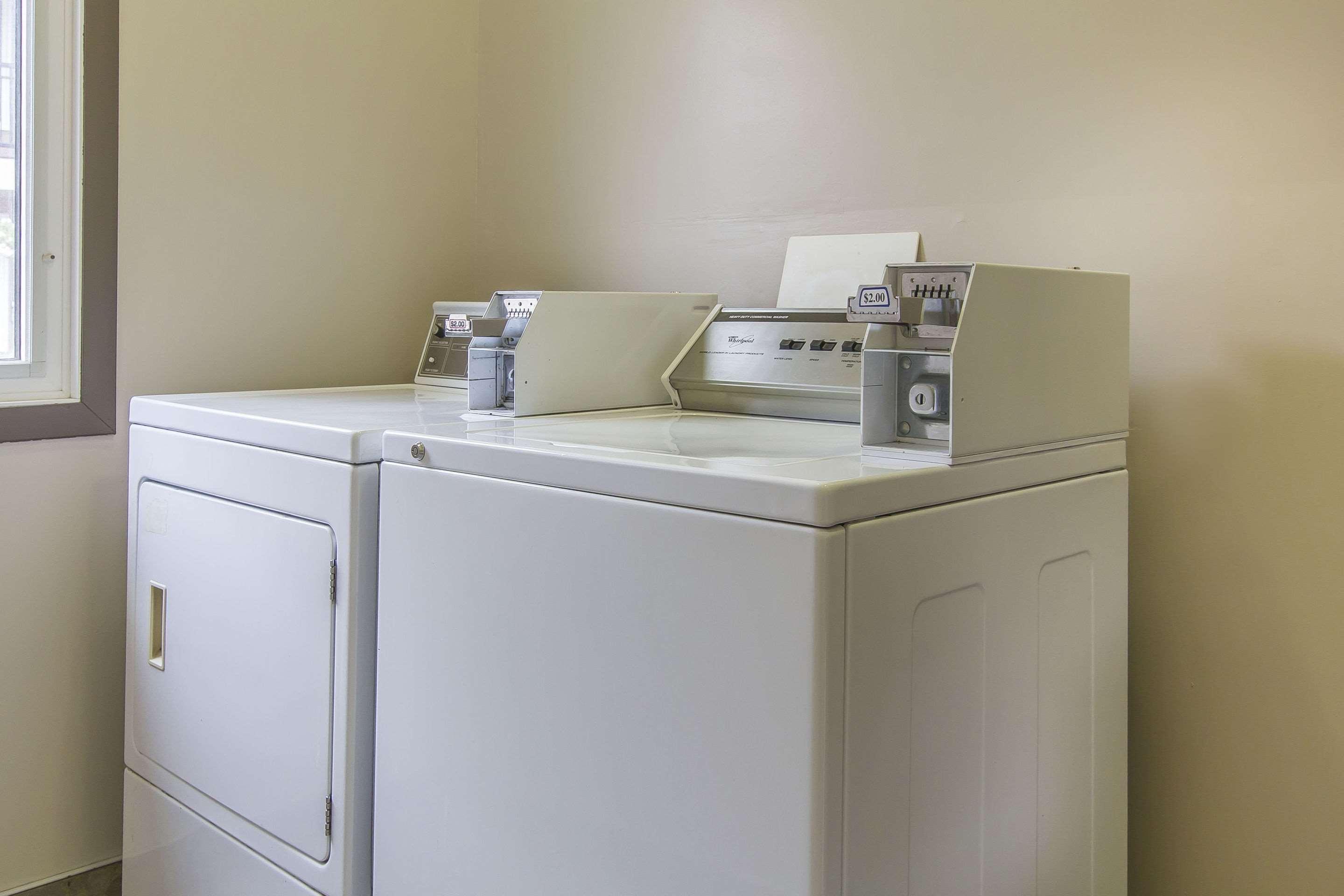 Econo Lodge Inn & Suites Lethbridge Buitenkant foto