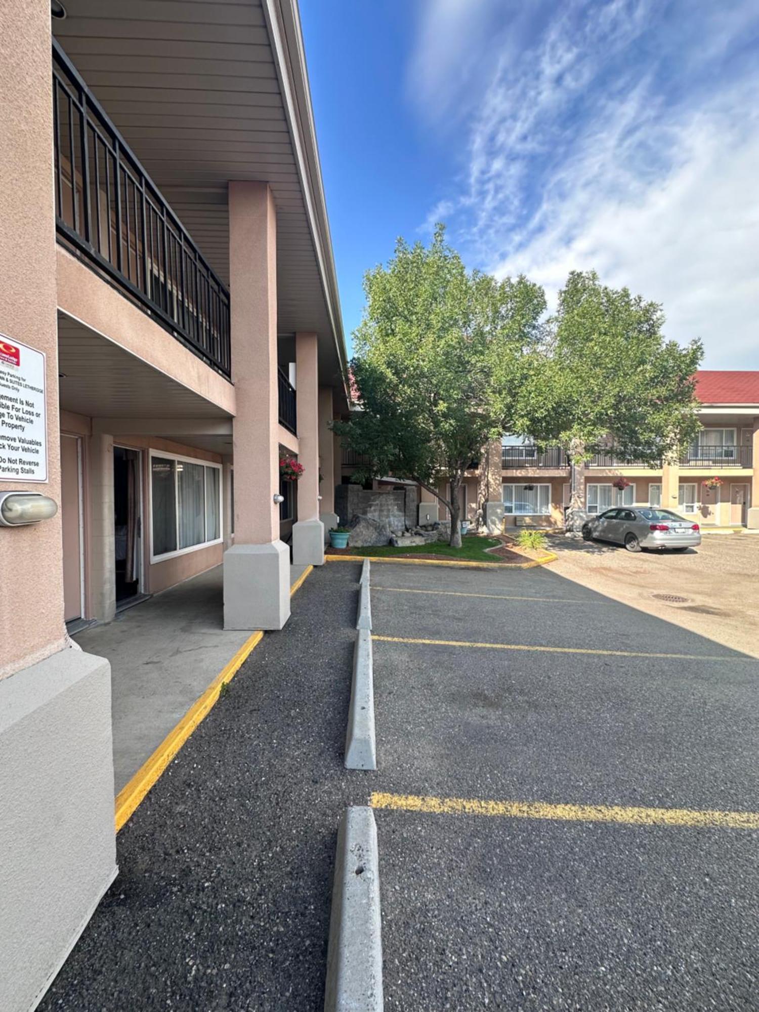 Econo Lodge Inn & Suites Lethbridge Buitenkant foto
