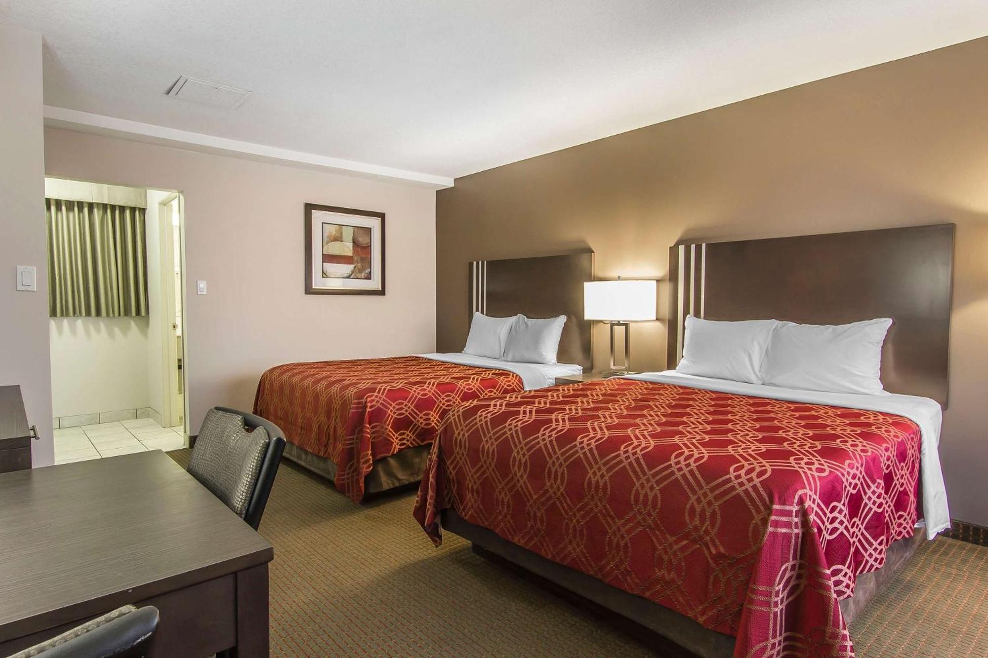 Econo Lodge Inn & Suites Lethbridge Buitenkant foto