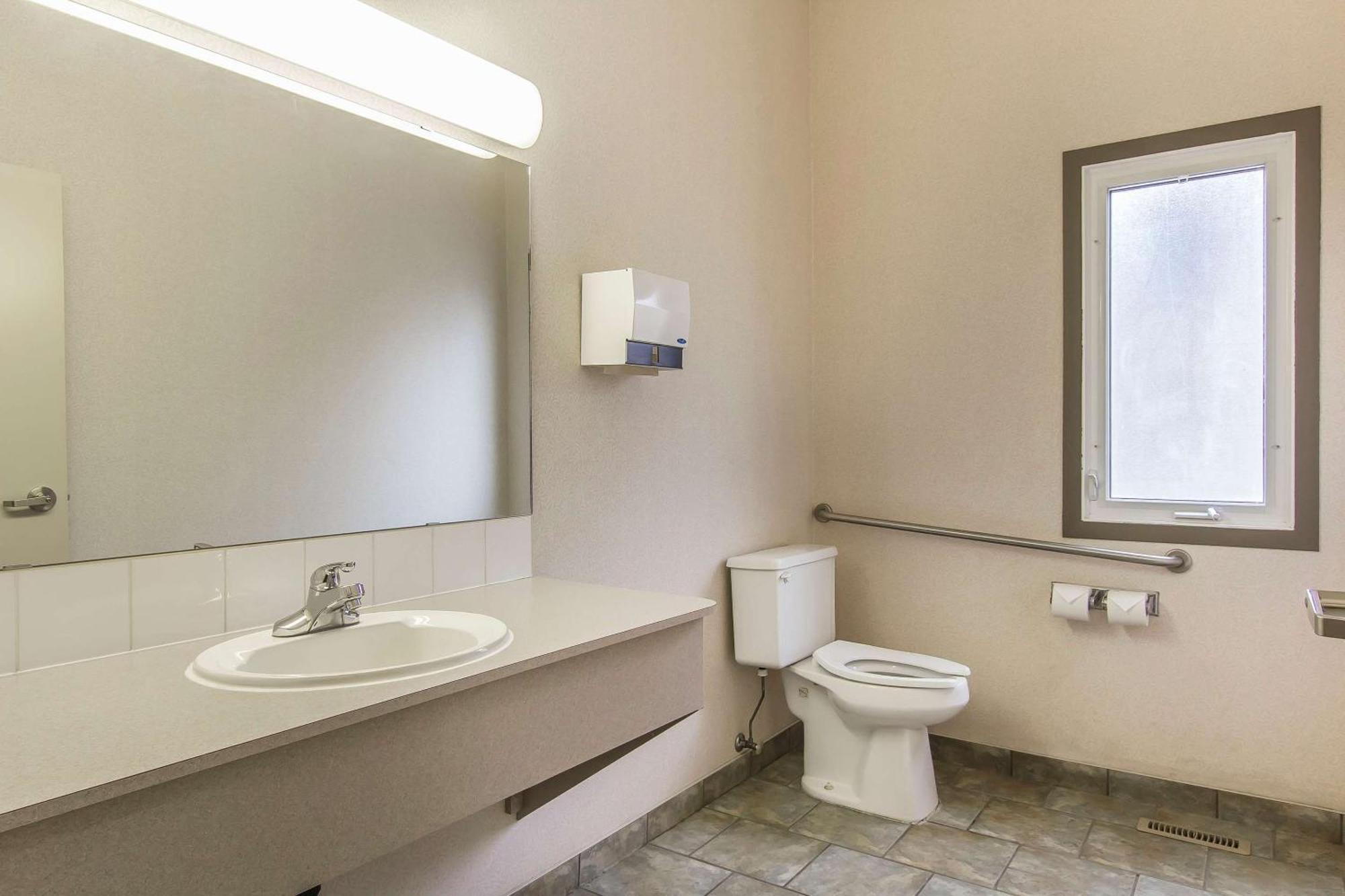 Econo Lodge Inn & Suites Lethbridge Buitenkant foto