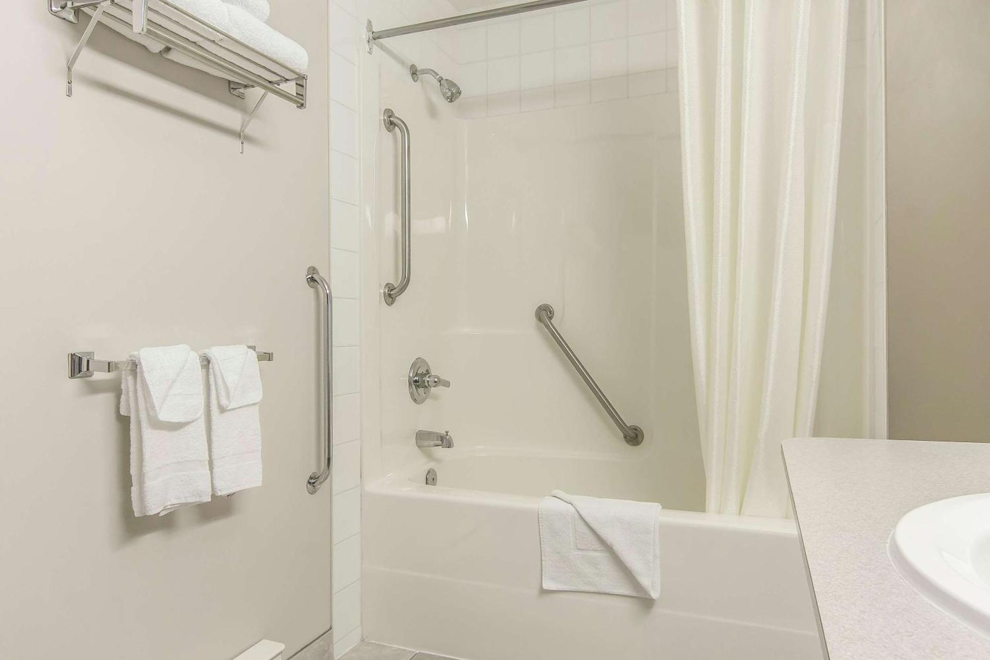 Econo Lodge Inn & Suites Lethbridge Buitenkant foto