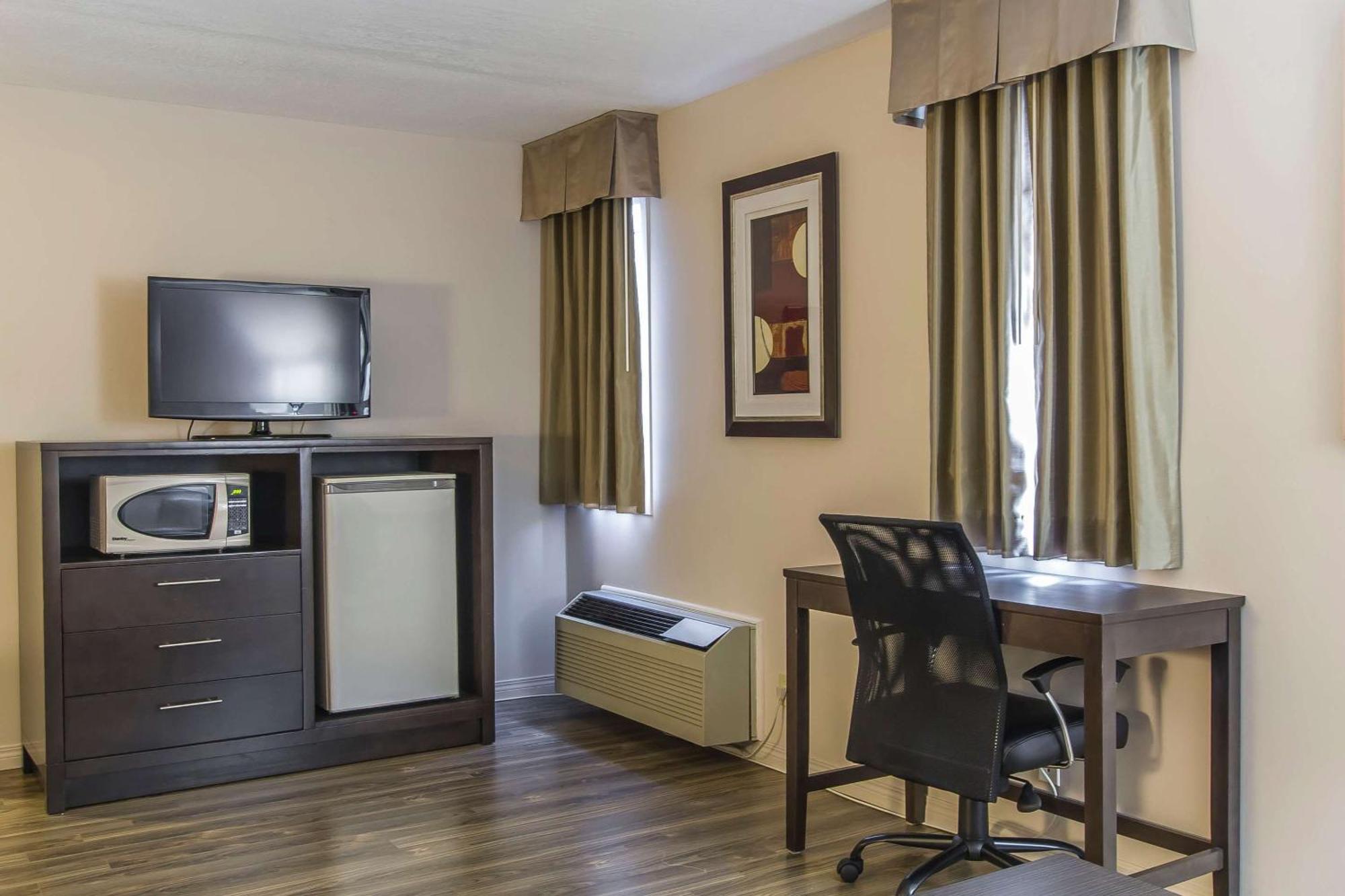 Econo Lodge Inn & Suites Lethbridge Buitenkant foto