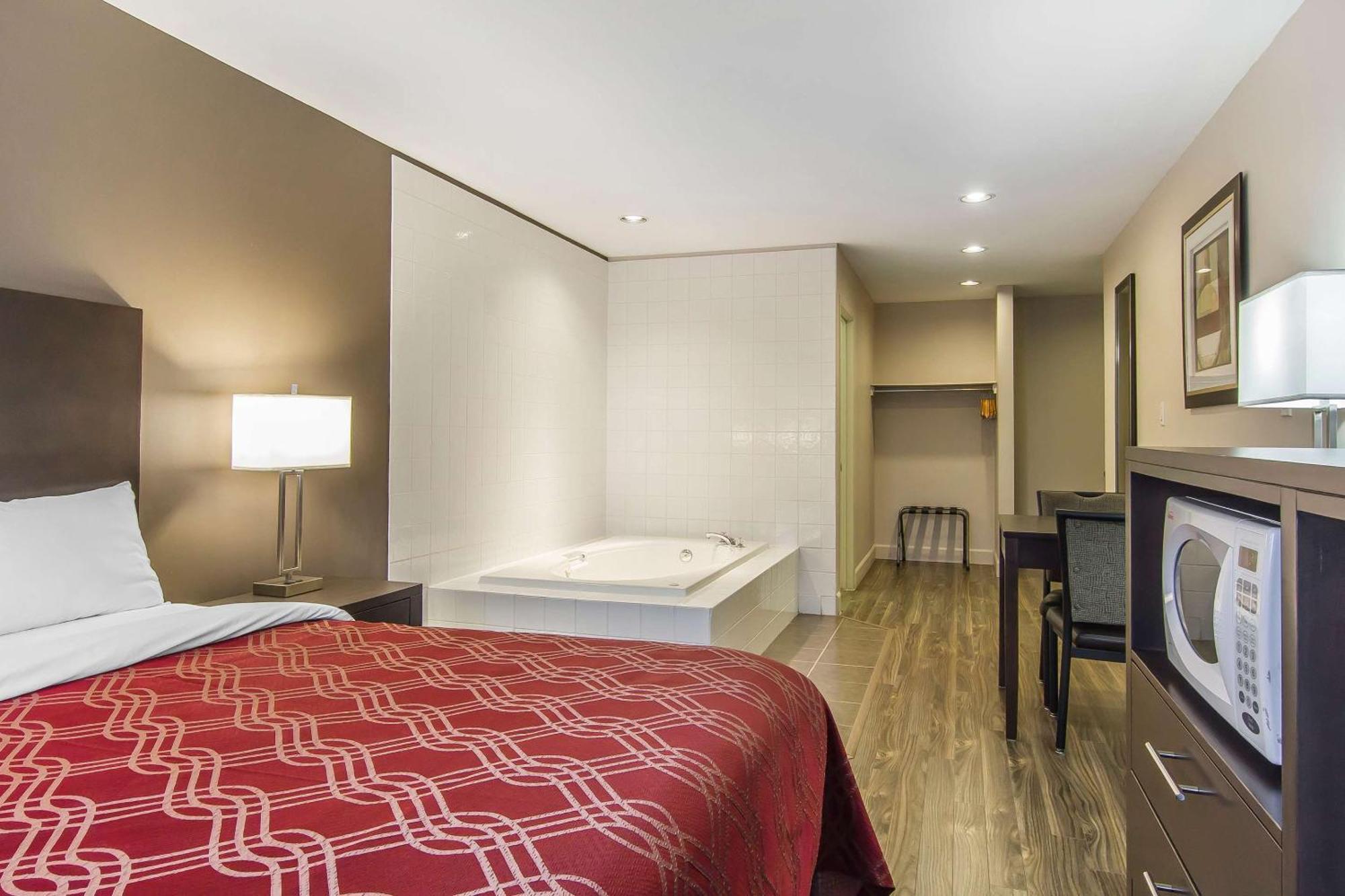 Econo Lodge Inn & Suites Lethbridge Buitenkant foto