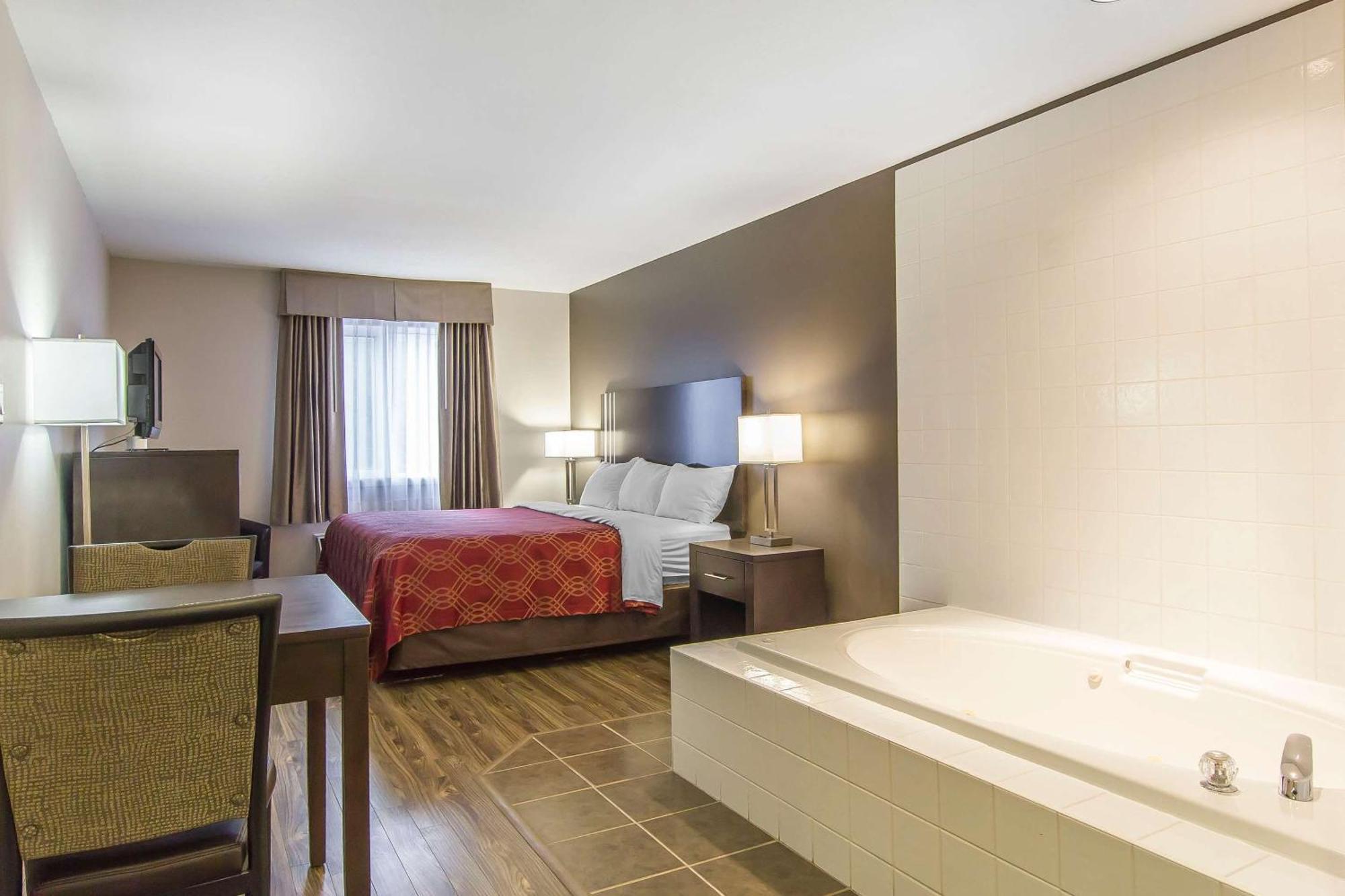 Econo Lodge Inn & Suites Lethbridge Buitenkant foto