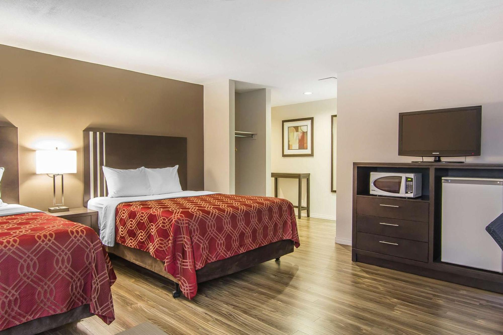Econo Lodge Inn & Suites Lethbridge Buitenkant foto