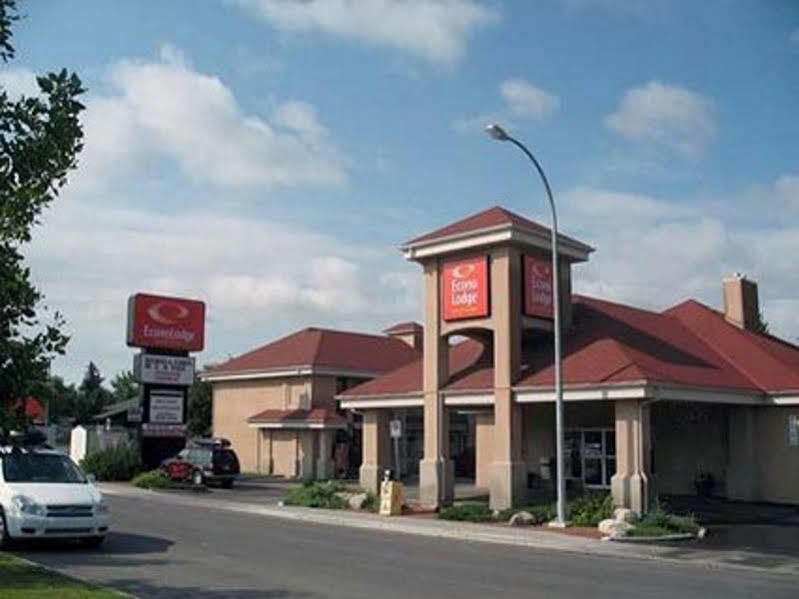 Econo Lodge Inn & Suites Lethbridge Buitenkant foto