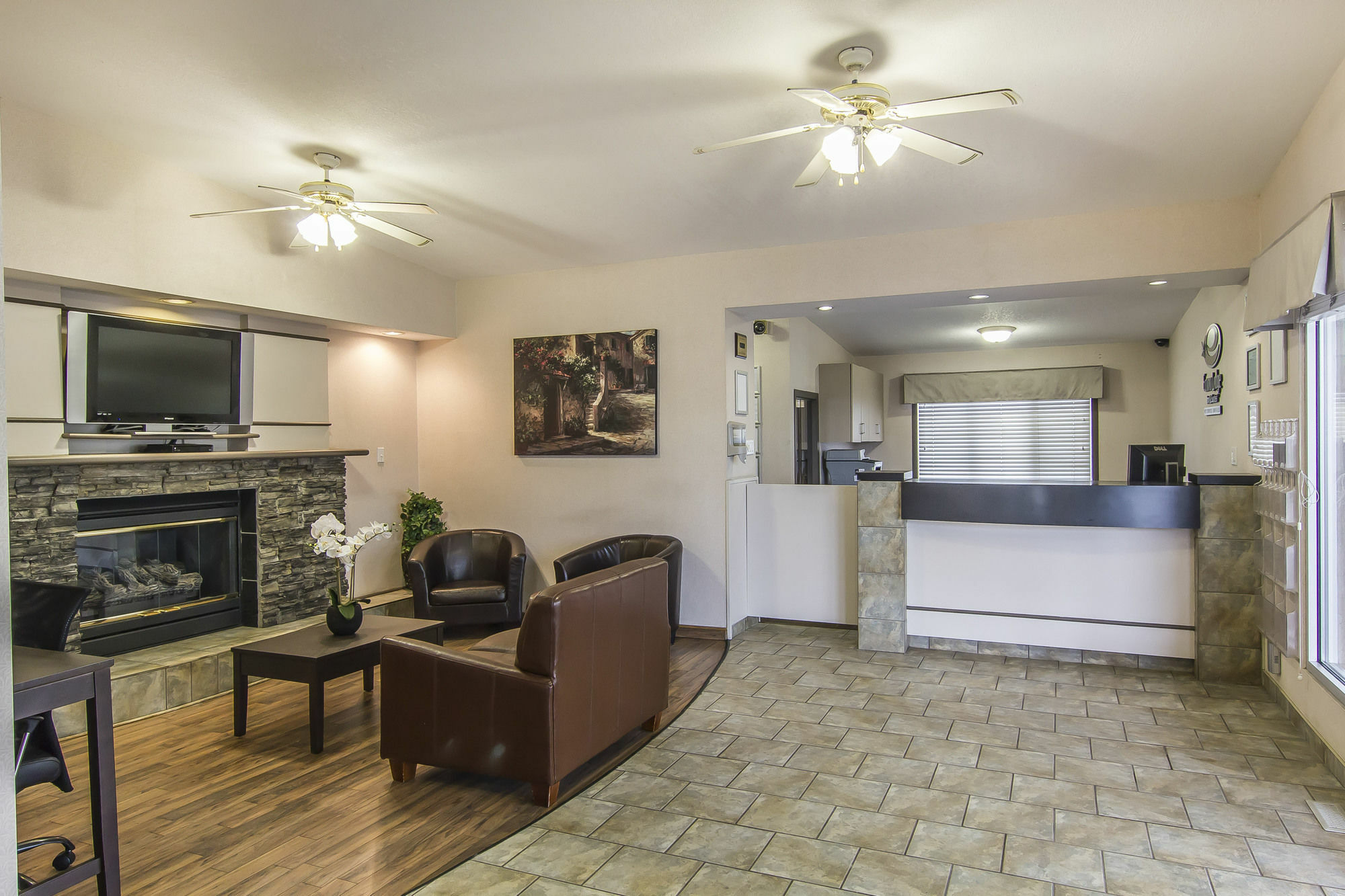 Econo Lodge Inn & Suites Lethbridge Buitenkant foto